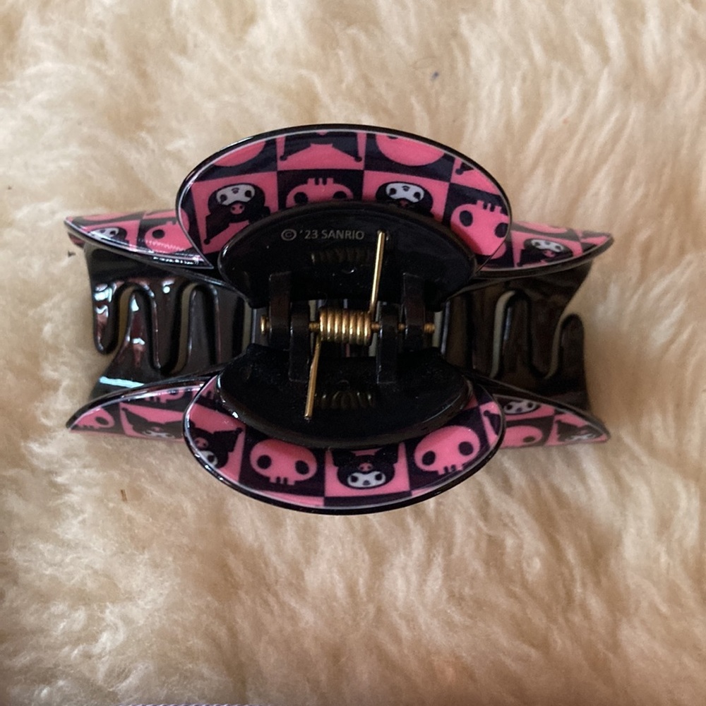 FREE with $30 Purchase! 💜Kuromi Pouch and Hair Clip Bundle - Picture 4 of 5